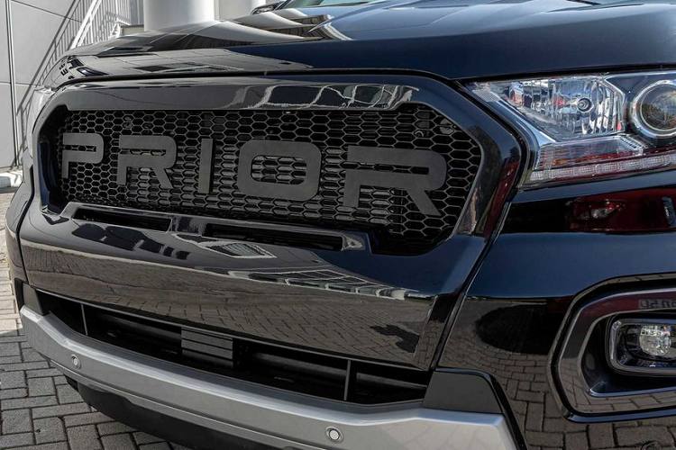 Đối với bản độ thân rộng (widebody) này, mẫu xe bán tải Ford Ranger độ Prior Design vốn đã nam tính và khoẻ mạnh nay còn trở nên hầm hố và phong trần hơn đáng kể.