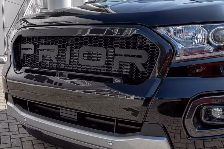 Đối với bản độ thân rộng (widebody) này, mẫu xe bán tải Ford Ranger độ Prior Design vốn đã nam tính và khoẻ mạnh nay còn trở nên hầm hố và phong trần hơn đáng kể.