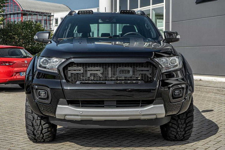 Tiếp tới, khu vực vòm bánh xe được nhà độ Prior Design nới rộng khoảng cách. Đi kèm với đó là tuỳ chọn mâm xe từ 18 - 20 inch cùng khoảng sáng gầm xe lớn hơn hay phần cánh gió thể thao ở đuôi xe.