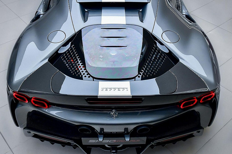 Hiện đã có một đại gia đặt mua siêu xe Ferrari SF90 Stradale thông qua diện nhập khẩu không chính hãng. Ước tính hơn 1 tháng nữa, xe sẽ có mặt tại Việt Nam. Siêu phẩm Ferrari SF90 Stradale được trang bị động cơ xăng V8, tăng áp, dung tích 4.0 lít, sản sinh công suất tối đa 769 mã lực và mô-men xoắn cực đại 800 Nm. Động cơ này kết hợp với hệ thống hybrid bao gồm 3 mô-tơ điện.