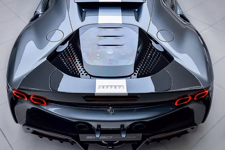 Hiện đã có một đại gia đặt mua siêu xe Ferrari SF90 Stradale thông qua diện nhập khẩu không chính hãng. Ước tính hơn 1 tháng nữa, xe sẽ có mặt tại Việt Nam. Siêu phẩm Ferrari SF90 Stradale được trang bị động cơ xăng V8, tăng áp, dung tích 4.0 lít, sản sinh công suất tối đa 769 mã lực và mô-men xoắn cực đại 800 Nm. Động cơ này kết hợp với hệ thống hybrid bao gồm 3 mô-tơ điện.