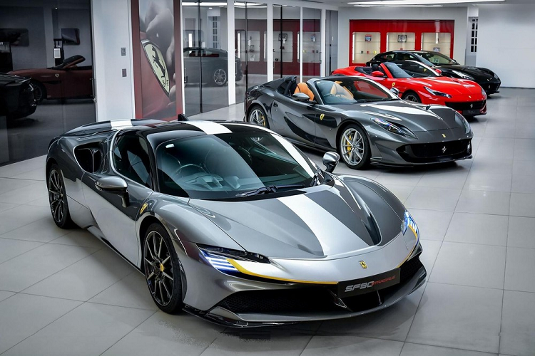 Chế độ Performance sẽ giúp Ferrari SF90 Stradale ưu tiên sử dụng động cơ V8 và cuối cùng là Qualify cho phép xe chạy hết tốc độ, ưu tiên hiệu suất vận hành hơn là việc sạc pin. Ở chế độ Qualify còn giúp mô-tơ điện của Ferrari SF90 Stradale sản sinh công suất tối đa.