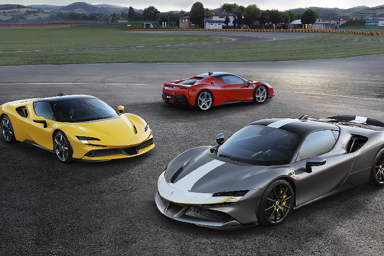 Phía đuôi xe cá tính đi kèm 2 ống xả đặt cao và cụm đèn hậu đẹp mắt. Bước vào bên trong khoang lái của Ferrari SF90 Stradale, người lái được chào đón bằng không gian nội thất mang phong cách tương lai. Lấy cảm hứng thiết kế từ khoang lái của máy bay, nội thất bên trong Ferrari SF90 Stradale đi kèm bảng đồng hồ kỹ thuật số 16 inch khổng lồ.