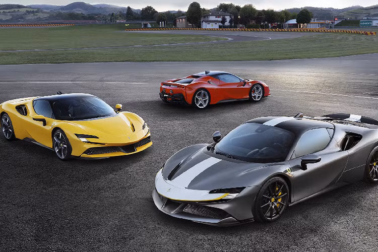 Phía đuôi xe cá tính đi kèm 2 ống xả đặt cao và cụm đèn hậu đẹp mắt. Bước vào bên trong khoang lái của Ferrari SF90 Stradale, người lái được chào đón bằng không gian nội thất mang phong cách tương lai. Lấy cảm hứng thiết kế từ khoang lái của máy bay, nội thất bên trong Ferrari SF90 Stradale đi kèm bảng đồng hồ kỹ thuật số 16 inch khổng lồ.