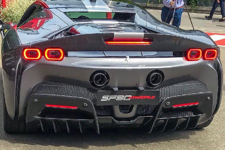 Trong đó, đồng hồ đo vòng tua máy được đặt nằm giữa, hai bên là màn hình định vị và thông tin giải trí. Ngoài ra, Ferrari SF90 Stradale còn được trang bị nút cảm ứng mới để người lái dễ dàng chỉnh những tính năng hay dùng như điều hòa. Vô lăng của Ferrari SF90 Stradale tích hợp nút eManettino để người lái chọn 4 chế độ vận hành mới, bao gồm eDrive cho phép xe chạy yên lặng trong nội thành, Hybrid mặc định sẽ tối ưu hóa khả năng tiết kiệm xăng của động cơ.