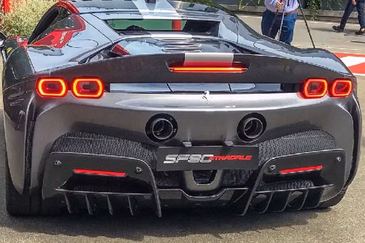 Trong đó, đồng hồ đo vòng tua máy được đặt nằm giữa, hai bên là màn hình định vị và thông tin giải trí. Ngoài ra, Ferrari SF90 Stradale còn được trang bị nút cảm ứng mới để người lái dễ dàng chỉnh những tính năng hay dùng như điều hòa. Vô lăng của Ferrari SF90 Stradale tích hợp nút eManettino để người lái chọn 4 chế độ vận hành mới, bao gồm eDrive cho phép xe chạy yên lặng trong nội thành, Hybrid mặc định sẽ tối ưu hóa khả năng tiết kiệm xăng của động cơ.