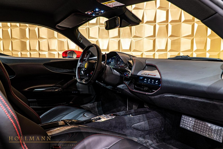 Trong đó, 1 mô-tơ điện nằm kẹp giữa động cơ V8 và hộp số tự động ly hợp kép 8 cấp mới. 2 mô-tơ điện còn lại được đặt trên cầu trước của Ferrari SF90 Stradale. Cung cấp năng lượng cho 3 mô-tơ điện có tổng công suất 217 mã lực này là cụm pin lithium-ion 7,9 kWh. Kết hợp 3 mô-tơ điện với động cơ xăng V8, siêu phẩm hybrid Ferrari SF90 Stradale có tổng công suất tối đa lên đến 1.000 mã lực. Ferrari SF90 Stradale chính là siêu xe plug-in hybrid đầu tiên trong lịch sử của hãng Ferrari.