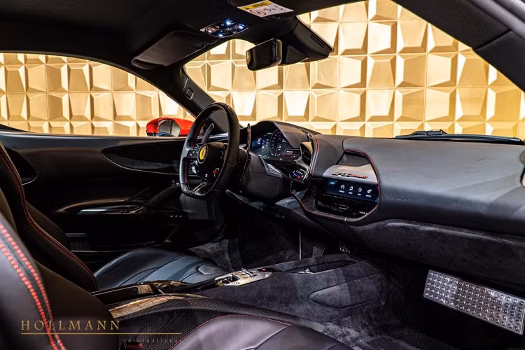 Trong đó, 1 mô-tơ điện nằm kẹp giữa động cơ V8 và hộp số tự động ly hợp kép 8 cấp mới. 2 mô-tơ điện còn lại được đặt trên cầu trước của Ferrari SF90 Stradale. Cung cấp năng lượng cho 3 mô-tơ điện có tổng công suất 217 mã lực này là cụm pin lithium-ion 7,9 kWh. Kết hợp 3 mô-tơ điện với động cơ xăng V8, siêu phẩm hybrid Ferrari SF90 Stradale có tổng công suất tối đa lên đến 1.000 mã lực. Ferrari SF90 Stradale chính là siêu xe plug-in hybrid đầu tiên trong lịch sử của hãng Ferrari.