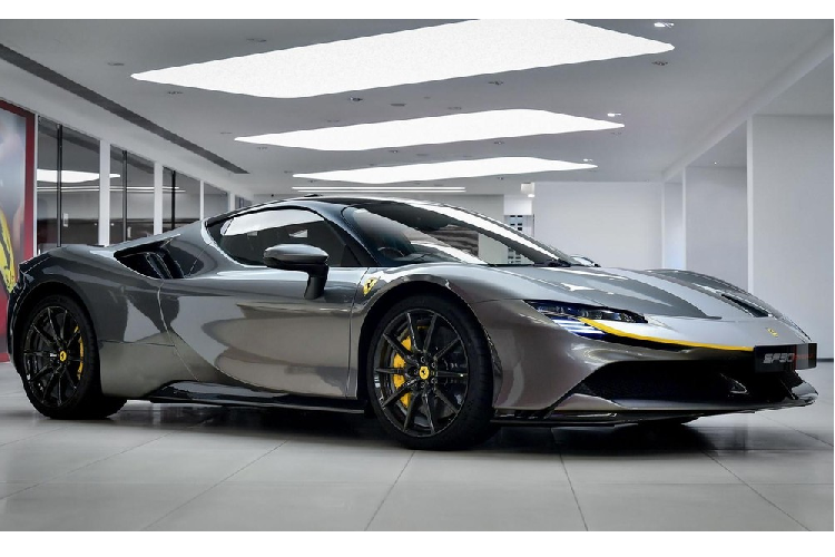 Đúng như lịch hẹn, hãng siêu xe Ý đã bắt đầu trả hàng siêu phẩm 1.000 mã lực Ferrari SF90 Stradale mới cho các đại gia đặt mua trong khu vực châu Á. Trong đó, các đại gia ở Hồng Kông vừa mới nhận bàn giao chiếc siêu xe Ferrari SF90 Stradale đầu tiên đến đây. Đây là chiếc siêu xe Ferrari SF90 Stradale dành cho các đại gia ở Hồng Kông với tay lái nằm bên phải, trước đó, siêu xe Ferrari SF90 Stradale cũng đã đến Hương Cảng để giới thiệu nhưng thuộc diện tạm nhập tái xuất.