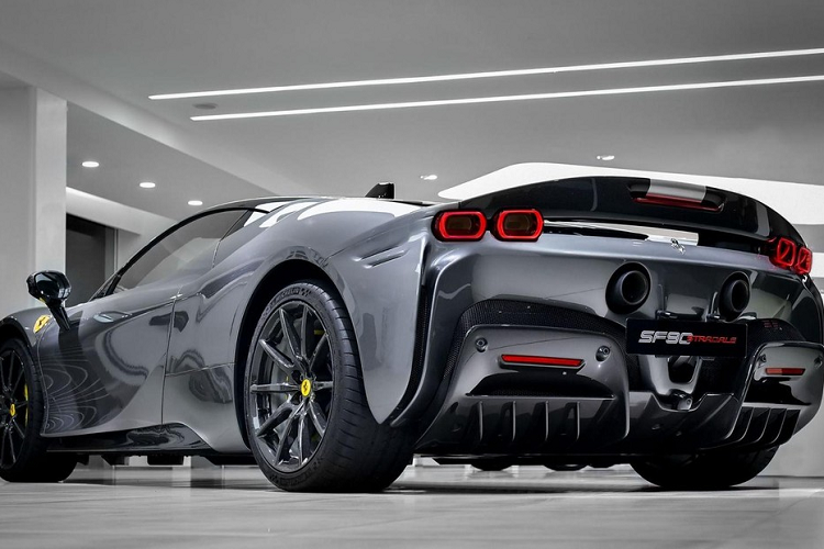Được biết, giá xe Ferrari SF90 Stradale lên đến 22,3 tỷ đồng khi đến Khu vực hành chính đặc biệt của Trung Quốc này. Chiếc siêu xe Ferrari SF90 Stradale mới được mang về đại lý Ferrari chính hãng nước này mang màu xám với sọc trước nắp capô và bộ mâm carbon rất đẹp mắt.