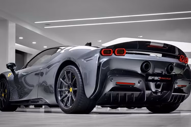 Được biết, giá xe Ferrari SF90 Stradale lên đến 22,3 tỷ đồng khi đến Khu vực hành chính đặc biệt của Trung Quốc này. Chiếc siêu xe Ferrari SF90 Stradale mới được mang về đại lý Ferrari chính hãng nước này mang màu xám với sọc trước nắp capô và bộ mâm carbon rất đẹp mắt.