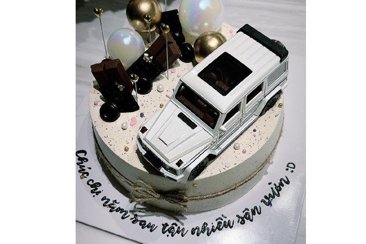 Chỉ hơn 1 năm, nữ ca sĩ Gặp nhưng không ở lại đã khá chịu chơi khi mua chiếc xe Mercedes-AMG G63 tiền tỷ đồng. Những hình ảnh chụp lại cho thấy, SUV hạng sang Mercedes-AMG G63 của Hiền Hồ mới mua có ngoại thất sơn màu trắng cùng tùy chọn thêm đen bao gồm luôn bộ mâm đa chấu kép sơn đen nhám cùng kẹp phanh màu đỏ có giá tại nước ngoài đã gần 100 triệu đồng