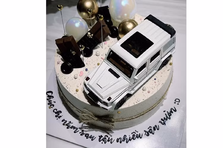 Chỉ hơn 1 năm, nữ ca sĩ Gặp nhưng không ở lại đã khá chịu chơi khi mua chiếc xe Mercedes-AMG G63 tiền tỷ đồng. Những hình ảnh chụp lại cho thấy, SUV hạng sang Mercedes-AMG G63 của Hiền Hồ mới mua có ngoại thất sơn màu trắng cùng tùy chọn thêm đen bao gồm luôn bộ mâm đa chấu kép sơn đen nhám cùng kẹp phanh màu đỏ có giá tại nước ngoài đã gần 100 triệu đồng