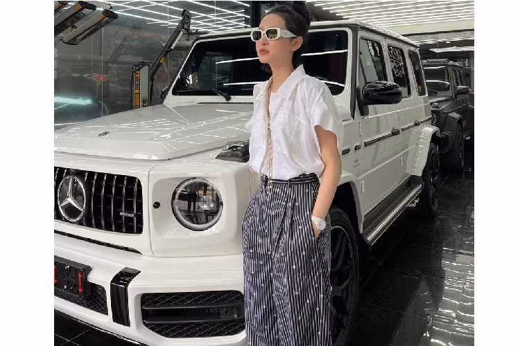 Số lượng giới nghệ sĩ tại Việt Nam dám bỏ ra hơn 11 tỷ đồng để sở hữu "xế hộp" không có nhiều, trong đó, dòng xe SUV hạng sang Mercedes-AMG G63 rất được các đại gia Việt ưa chuộng và trước Hiền Hồ, 2 đồng nghiệp là Sơn Tùng M-TP cũng như Tuấn Hưng đã khá chịu chi khi bỏ ra số tiền lớn để sở hữu xe Mercedes-AMG G63.