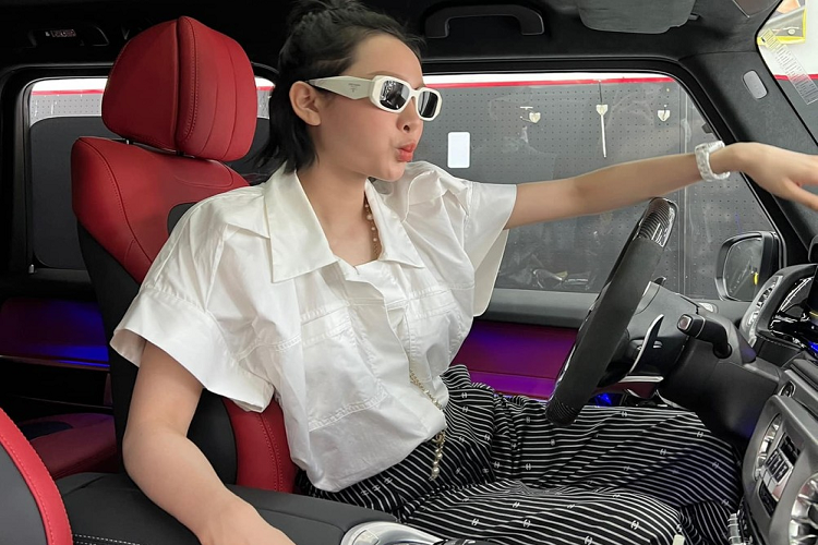 Chiếc SUV hạng sang Mercedes-AMG G63 của Hiền Hồ tậu về garage có ngoại thất sơn màu trắng tương tự như xe của Sơn Tùng M-TP. Hiện tại, dòng xe Mercedes-AMG G63 có giá bán chính hãng từ 10,95 tỷ đồng, mức giá này chưa bao gồm các tùy chọn thêm của chủ xe.