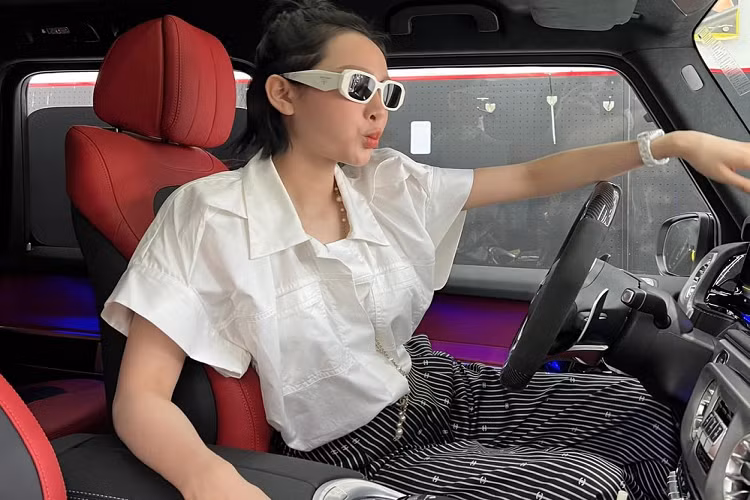 Chiếc SUV hạng sang Mercedes-AMG G63 của Hiền Hồ tậu về garage có ngoại thất sơn màu trắng tương tự như xe của Sơn Tùng M-TP. Hiện tại, dòng xe Mercedes-AMG G63 có giá bán chính hãng từ 10,95 tỷ đồng, mức giá này chưa bao gồm các tùy chọn thêm của chủ xe.