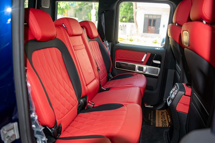 SUV hạng sang Mercedes-AMG G63 của Hiền Hồ thuộc thế hệ W463 thứ 2 nên trang bị khối động cơ xăng V8, tăng áp kép, dung tích 4.0 lít, sản sinh công suất tối đa 577 mã lực tại vòng tua máy 6.000 vòng/phút và mô-men xoắn cực đại 850 Nm tại dải tua máy 2.500 - 3.500 vòng/phút.