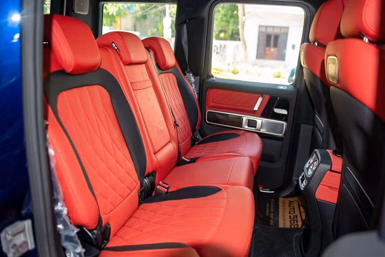 SUV hạng sang Mercedes-AMG G63 của Hiền Hồ thuộc thế hệ W463 thứ 2 nên trang bị khối động cơ xăng V8, tăng áp kép, dung tích 4.0 lít, sản sinh công suất tối đa 577 mã lực tại vòng tua máy 6.000 vòng/phút và mô-men xoắn cực đại 850 Nm tại dải tua máy 2.500 - 3.500 vòng/phút.