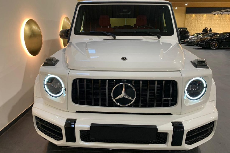 Sức mạnh này được truyền tới cả 4 bánh thông qua hộp số tự động AMG Speedshift Plus 9 cấp, nhờ đó, Hiền Hồ có thể trải nghiệm dòng xe được mệnh danh là "chuyên cơ mặt đất" với thời gian tăng tốc từ vị trí xuất phát lên 100 km/h chỉ trong 4,5 giây trước khi đạt vận tốc tối đa 220 km/h.