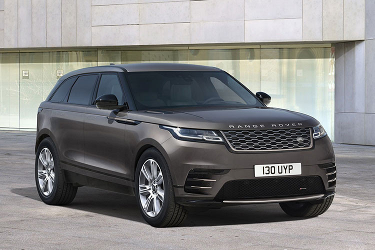 Chưa rõ sẽ có bao nhiêu chiếc Range Rover Velar Auric Edition 2022 mới được sản xuất nhưng phiên bản này sẽ chỉ được bán độc quyền ở châu Âu. Trong tiếng Latinh Auric có nghĩa là Aurum - vàng, vì vậy, Velar Auric Edition sở hữu nhiều điểm nhấn bằng vàng ở thân xe như lưới tản nhiệt, các huy hiệu, nắp ca-pô, cánh cửa và dải trang trí trên chắn bùn phía trước.