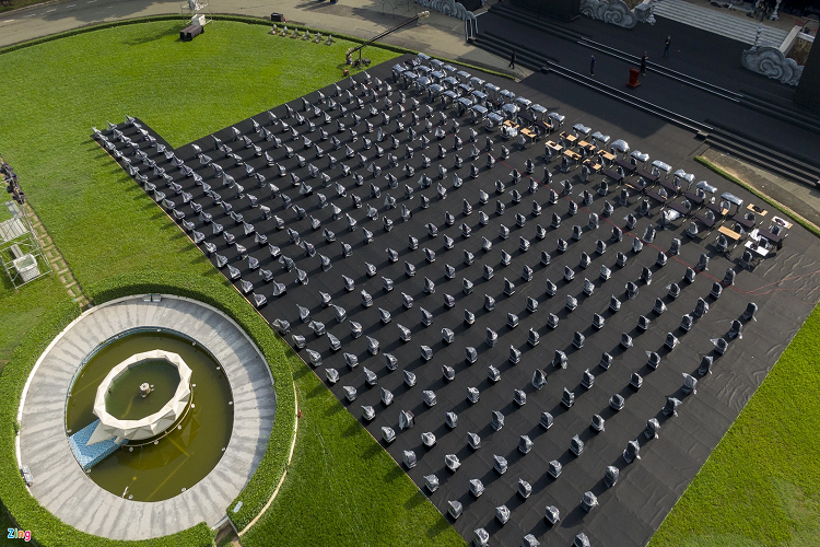 Công nhân khẩn trương lắp thêm một số hạng mục đèn chiếu sáng phục vụ cho việc truyền hình trực tiếp. Các đơn vị truyền hình, truyền thông có liên quan chiều 19/11 đã bắt đầu tập kết thiết bị đến khu vực sân khấu. 