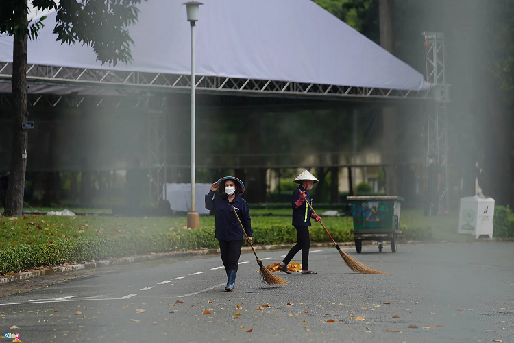 Chiều 19/11, nhân viên tiếp tục thực hiện công tác vệ sinh toàn khu vực diễn ra lễ tưởng niệm.