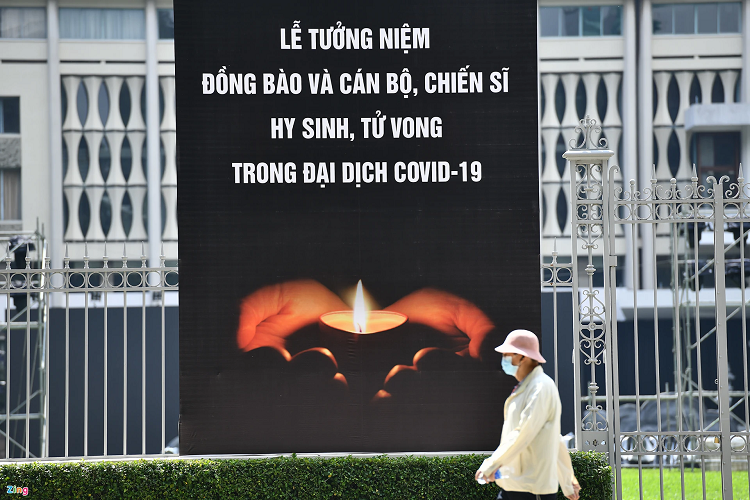 Pano lớn nội dung thông tin lễ tưởng niệm phía trước cổng lớn Dinh Thống Nhất. Đây là lễ tưởng niệm quy mô lớn lần đầu được tổ chức.
