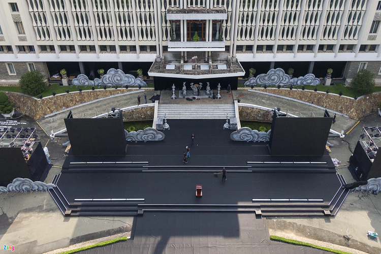 Sân khấu lớn được bố trí tại Dinh Thống Nhất, nơi diễn ra các nghi thức lễ. Các đại biểu có mặt trực tiếp tại điểm cầu này sẽ tưởng niệm, thắp nến tưởng nhớ người mất vì Covid-19. Đại diện các cơ quan Trung ương, địa phương và đại biểu sẽ dâng hương, hoa tại đây.