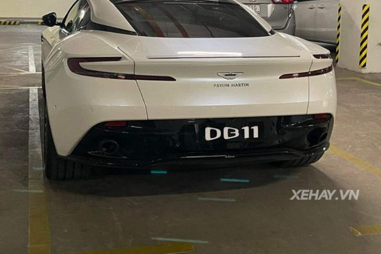 "Trái tim" của Aston Martin DB11 V8 là cỗ máy tăng áp kép V8 4.0L cho công suất 503 mã lực và mô men xoắn cực đại 675 Nm, kết hợp hộp số tự động ZF 8 cấp và hệ dẫn động cầu sau cho phép xe tăng tốc từ 0 – 100 km/h trong vòng 4 giây trước khi đạt đến vận tốc tối đa 301 km/h. Được biết, mức giá xe Aston Martin DB11 V8 tại thị trường Việt Nam hiện đang là 15,686 tỷ đồng.
