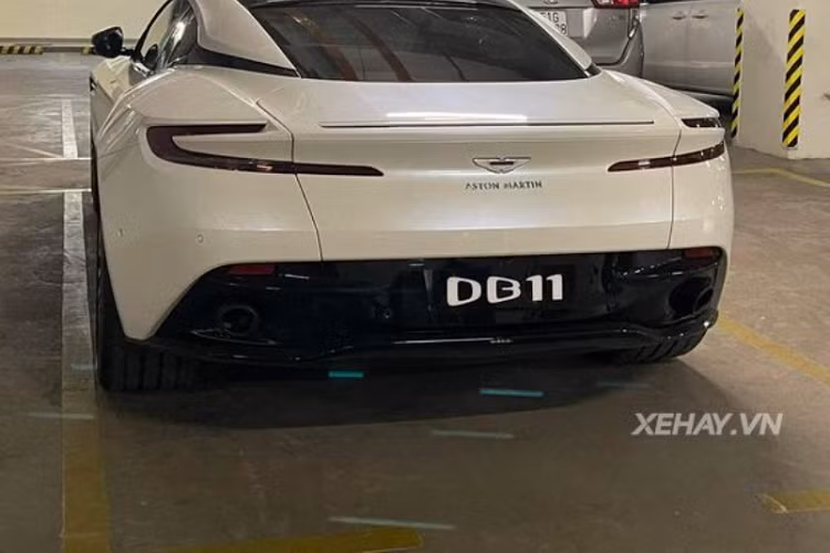"Trái tim" của Aston Martin DB11 V8 là cỗ máy tăng áp kép V8 4.0L cho công suất 503 mã lực và mô men xoắn cực đại 675 Nm, kết hợp hộp số tự động ZF 8 cấp và hệ dẫn động cầu sau cho phép xe tăng tốc từ 0 – 100 km/h trong vòng 4 giây trước khi đạt đến vận tốc tối đa 301 km/h. Được biết, mức giá xe Aston Martin DB11 V8 tại thị trường Việt Nam hiện đang là 15,686 tỷ đồng.