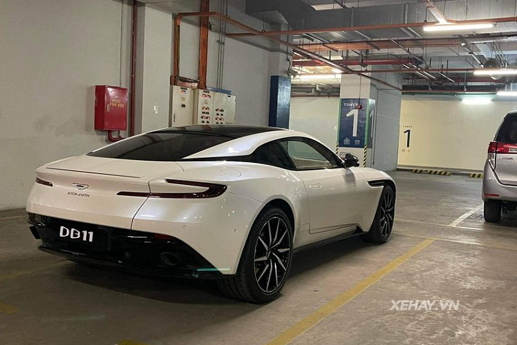 Do đó, thiết kế của siêu xe Aston Martin DB11 được lấy cảm hứng khá nhiều từ đàn anh, tạo ra một diện mạo vừa sang trọng, thanh lịch nhưng vẫn thể thao và hiện đại. DB11 được trang bị lưới tản nhiệt nan ngang sơn đen bóng đặc trưng cùng đèn pha sắc sảo với dải LED ban ngày ấn tượng.