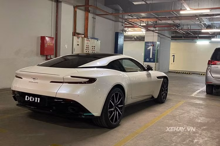 Do đó, thiết kế của siêu xe Aston Martin DB11 được lấy cảm hứng khá nhiều từ đàn anh, tạo ra một diện mạo vừa sang trọng, thanh lịch nhưng vẫn thể thao và hiện đại. DB11 được trang bị lưới tản nhiệt nan ngang sơn đen bóng đặc trưng cùng đèn pha sắc sảo với dải LED ban ngày ấn tượng.