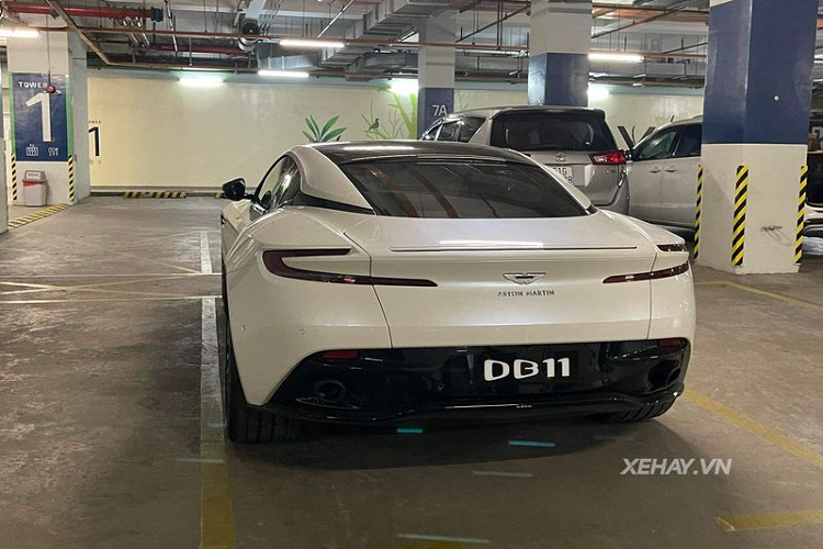 Trên nắp capo, Aston Martin DB11 V8 có 2 khe tản nhiệt cỡ lớn thay vì 4 khe như bản DB11 V12. Nổi bật trên nước sơn trắng muốt của xe là một số chi tiết màu đen bóng như líp trước, ốp gương chiếu hậu, cánh gió hông, nóc xe và bộ khuếch tán sau.