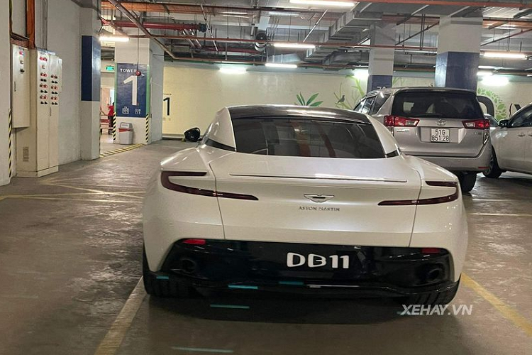 Xe sở hữu bộ mâm 10 chấu, kích thước 20 inch sơn đen được cắt vát dạng kim cương, đi kèm cùm phanh màu đỏ nổi bật. Đuôi xe gây chú ý với cụm đèn hậu sắc sảo và hệ thống ống xả tròn sơn đen nhám.