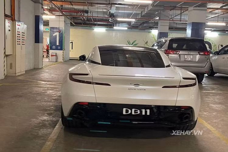 Xe sở hữu bộ mâm 10 chấu, kích thước 20 inch sơn đen được cắt vát dạng kim cương, đi kèm cùm phanh màu đỏ nổi bật. Đuôi xe gây chú ý với cụm đèn hậu sắc sảo và hệ thống ống xả tròn sơn đen nhám.