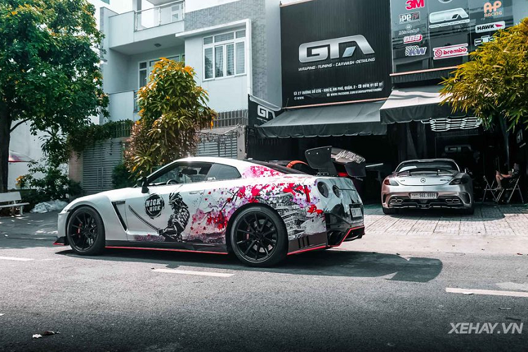 Chỉ cần để ý kỹ người xem sẽ thấy, phần ngoại thất chiếc Nissan GT-R tại Việt Nam này giống như một chức tranh thực cảnh với 4 hình vẽ chủ đạo, bao gồm hình núi Phú Sỹ, hình Samurai, hình hoa Anh Đào và hình một ngôi chùa cổ.