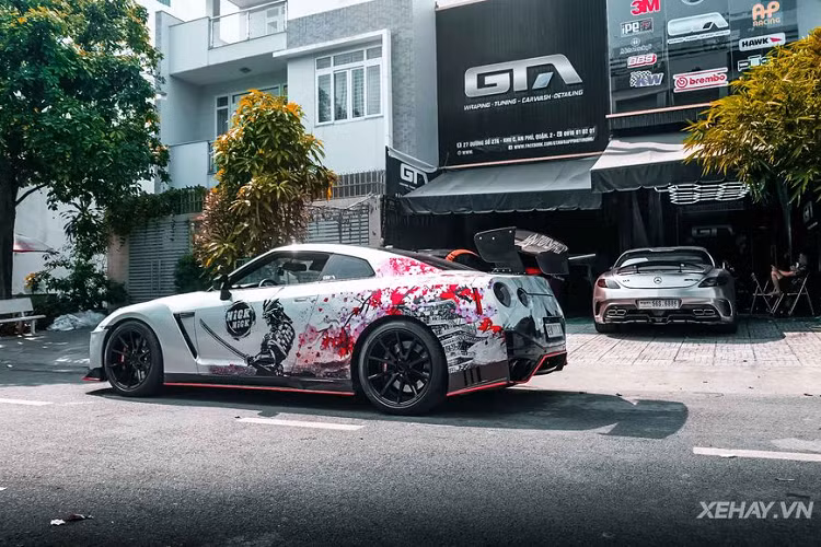 Chỉ cần để ý kỹ người xem sẽ thấy, phần ngoại thất chiếc Nissan GT-R tại Việt Nam này giống như một chức tranh thực cảnh với 4 hình vẽ chủ đạo, bao gồm hình núi Phú Sỹ, hình Samurai, hình hoa Anh Đào và hình một ngôi chùa cổ.