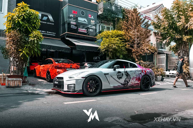 Chỉ riêng lớp đề-can thực cảnh 4 hình vẽ ở phần ngoại thất của chiếc xe đã tiêu tốn không biết bao công sức của những người thợ Việt.