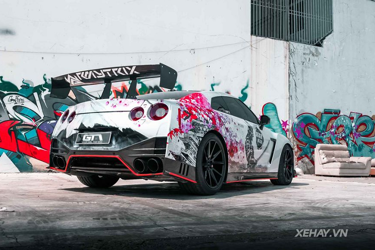 Điểm độc đáo tiếp theo trên chiếc Nissan GT-R trong bài viết tới từ loạt trang bị xịn xò nâng cấp thêm như mâm xe hiệu Vossen đa chấu sơn đen, cùm phanh sơn màu đỏ từ Brembo, hệ thống ống xả Armytrix cho ra những âm thanh đanh thép và cả bộ body-kit của phiên bản Nismo thể thao và mạnh mẽ hơn...