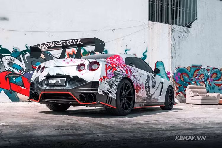 Điểm độc đáo tiếp theo trên chiếc Nissan GT-R trong bài viết tới từ loạt trang bị xịn xò nâng cấp thêm như mâm xe hiệu Vossen đa chấu sơn đen, cùm phanh sơn màu đỏ từ Brembo, hệ thống ống xả Armytrix cho ra những âm thanh đanh thép và cả bộ body-kit của phiên bản Nismo thể thao và mạnh mẽ hơn...