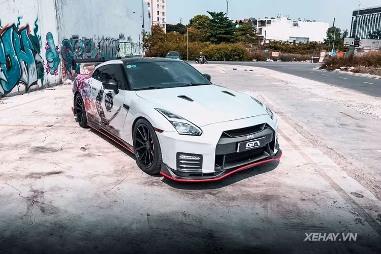 Sức mạnh này được truyền xuống cả 4 bánh xe thông qua hộp số tự động 6 cấp. Mức giá xe Nissan GT-R kịch độc của người chơi tại TP HCM này không được tiết lộ.