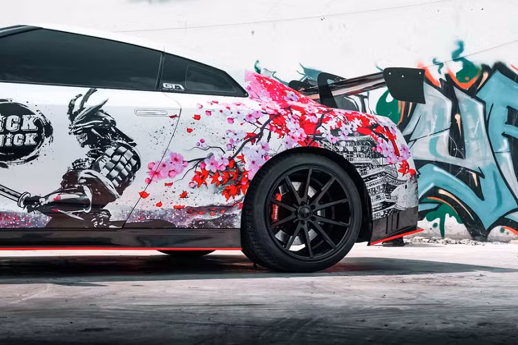 Theo tìm hiểu, toàn bộ quá trình độ cho chiếc Nissan GT-R này, bao gồm cả "bộ cánh" ngoại thất lẫn các chi tiết trang bị đều được thực hiện bởi một xưởng độ xe tại TP.HCM.