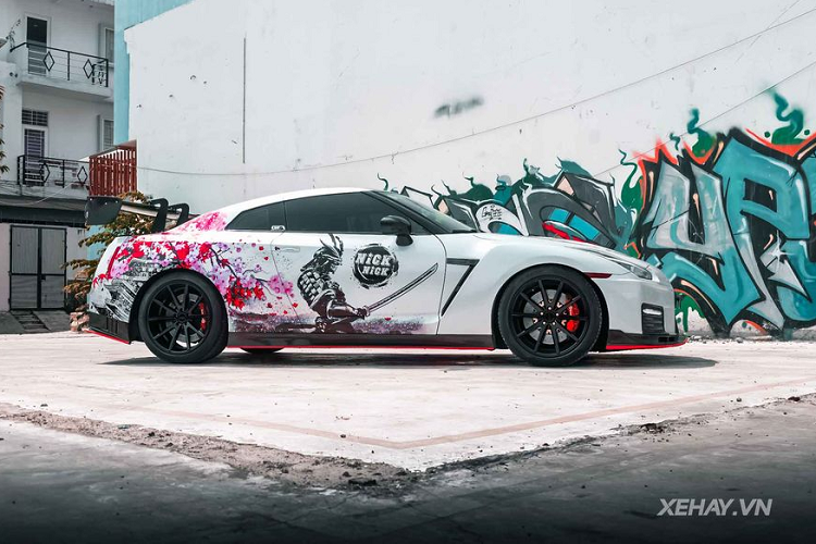 Không có sự can thiệp về sức mạnh, chiếc Nissan GT-R độ độc đáo nhất tại Việt Nam sử dụng động cơ V6 tăng áp kép 3.8l, sản sinh công suất tối đa từ 478 - 545 mã lực và 588 - 628 Nm mô-men xoắn.