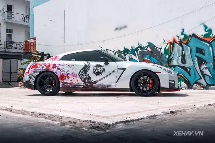 Không có sự can thiệp về sức mạnh, chiếc Nissan GT-R độ độc đáo nhất tại Việt Nam sử dụng động cơ V6 tăng áp kép 3.8l, sản sinh công suất tối đa từ 478 - 545 mã lực và 588 - 628 Nm mô-men xoắn.