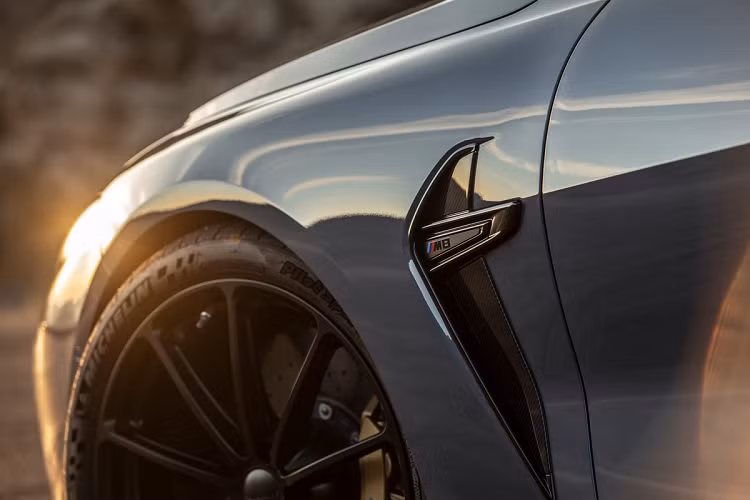 Công suất mới đạt mức 824 mã lực khi sử dụng xăng 93 octane, và 882 mã lực với xăng 100 octane. Hệ thống treo mới giúp giảm chiều cao xe thêm 12 - 25 mm, đi kèm bộ điều chỉnh camber và thanh dằn trợ lực. Tổng trị giá gói GT lên đến 13.700 USD.