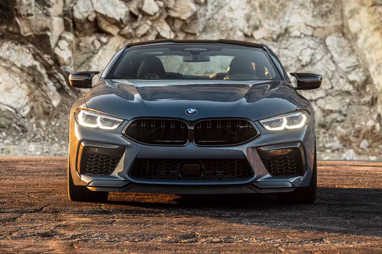 BMW M8 Competition được trang bị động cơ V8 dung tích 4.4L, công suất tối đa 626 mã lực và mô-men xoắn 750 Nm, mạnh hơn phiên bản M8 tiêu chuẩn 26 mã lực.