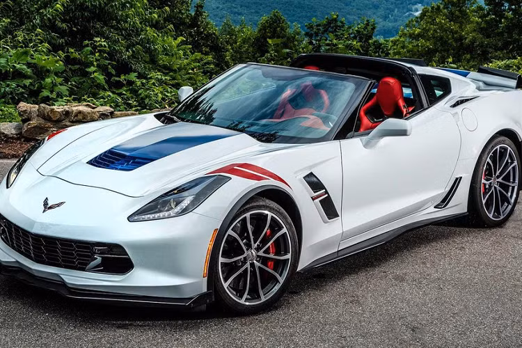 1. Chevrolet Corvette (33,9%): Xếp đầu tiên trong danh sách là một mẫu xe bất ngờ - Chevrolet Corvette. Mẫu ôtô thể thao này đã tăng giá gần 34%, tương đương 17.423 USD trong năm 2021. Hiện tại, xe có giá trung bình 68.804 USD trên thị trường ôtô cũ, còn cao hơn cả một chiếc C8 Corvette Stingray mới.