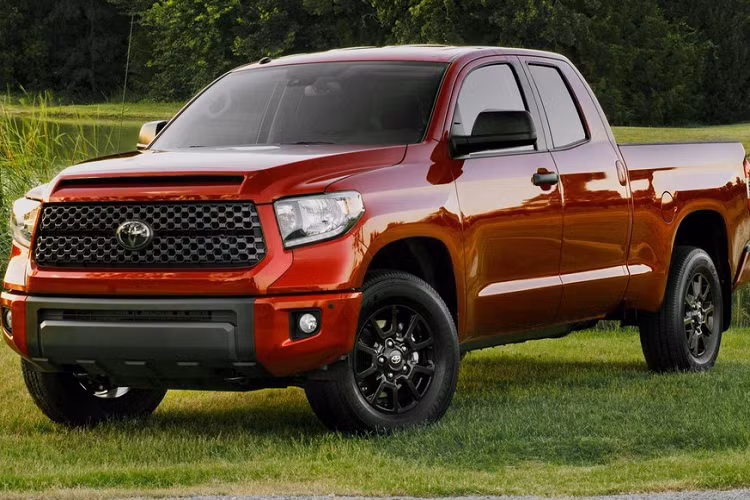 8. Toyota Tundra (26%): Toyota Tundra là một trong bốn mẫu xe bán tải lọt vào danh sách, với mức tăng giá xe cũ 26% so với năm ngoái. Hiện tại, một chiếc Tundra đã qua sử dụng có giá trung bình 40.470 USD.