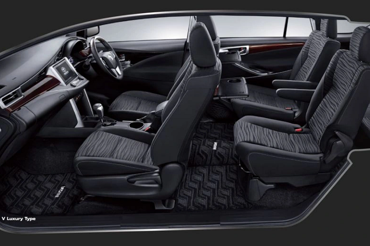 Toyota Innova (hay còn gọi là Innova Crysta, Kijang Innova) ra mắt thị trường lần đầu tiên vào năm 2005 và trở thành một trong những mẫu MPV thành công nhất của Toyota.