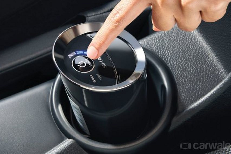 Bên cạnh đó, các trang bị tiêu chuẩn vẫn được cung cấp trên Innova phiên bản đặc biệt, bao gồm: màn hình trung tâm 9 inch cảm ứng tích hợp Apple CarPlay/Android Auto, bộ vành hợp kim, đèn nền nội thất, 7 túi khí, hệ thống ổn định thân xe, hỗ trợ khởi hành ngang dốc, Cruise Control... .